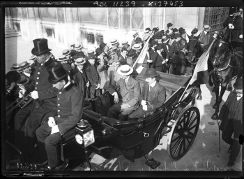 19/8/1910, rception  l
                      Htel de ville [pour les aviateurs vainqueurs du
                      Circuit de l Est], Aubrun [deuxime de l peuve]
                      et Blriot [arrivant en calche] : [photographie
                      de presse] / [Agence Rol]