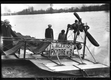 24-10-12, hydroplane
                      Blriot [essai par Louis Blriot de son vhicule
                      de transport fluvial sur la Seine] : [photographie
                      de presse] / [Agence Rol]