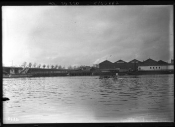 24-10-12, hydroplane
                      Blriot [essai par Louis Blriot de son vhicule
                      de transport fluvial sur la Seine, avec comme
                      passager un mcanicien et M. Gonzalon-Mejia
                      commanditaire de l appareil] : [photographie de
                      presse] / [Agence Rol]