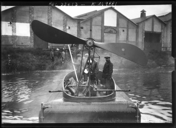 16-9-13, glisseur Blriot
                      [le bateau lors de sa prsentation  Argenteuil] :
                      [photographie de presse] / [Agence Rol]